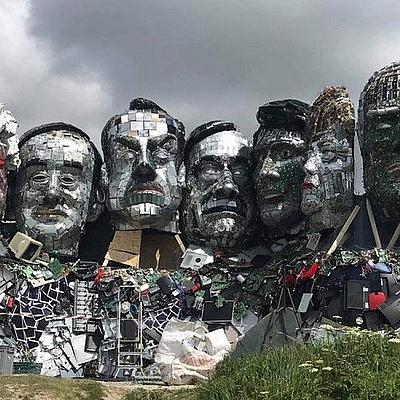Ogromna skulptura "Mount Recyclemore" napravljena od e-otpada par dana prije održavanja samita grupe G7