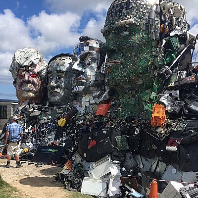 Ogromna skulptura "Mount Recyclemore" napravljena od e-otpada par dana prije održavanja samita grupe G7