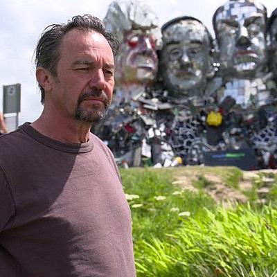 Ogromna skulptura "Mount Recyclemore" napravljena od e-otpada par dana prije održavanja samita grupe G7