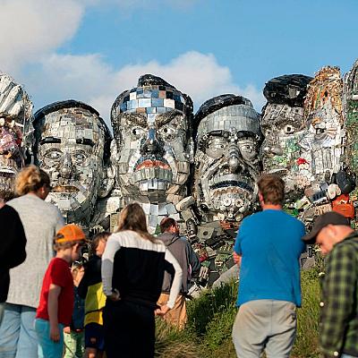 Ogromna skulptura "Mount Recyclemore" napravljena od e-otpada par dana prije održavanja samita grupe G7