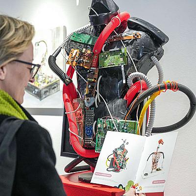 Više od 100 metara kablova i 100 kg električnog otpada umjetnik Aldin Mustafi pretvorio u „Čistu umjetnost“