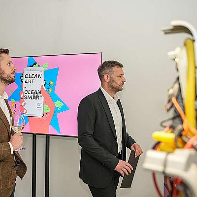Više od 100 metara kablova i 100 kg električnog otpada umjetnik Aldin Mustafi pretvorio u „Čistu umjetnost“