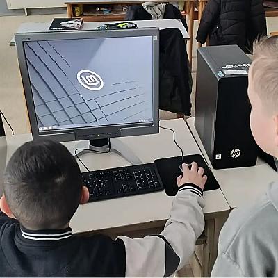 ZEOStation - mališani u OŠ Hasan Turčalo - Brzi koriste svoje računare