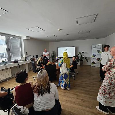 Mladi upoznali sistem reciklaže e-otpada kroz posjetu ZEOS Hubu i ZEOStationu
