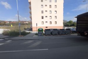 2025-10-09 Kontejner za e-otpad Vogošća 24. juna.jpg