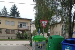 2025-10-09 Kontejner za e-otpad Ilijaš Kakanjska 5 1.jpg